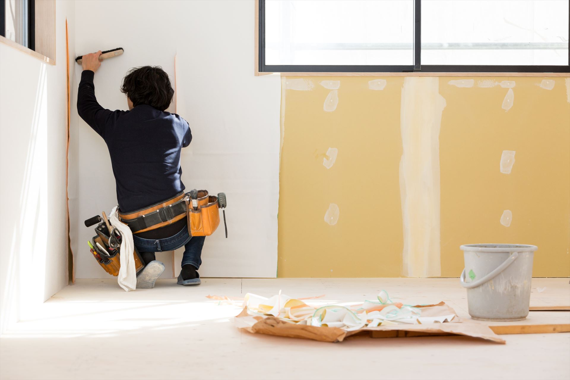 クロスの張替えを進める職人